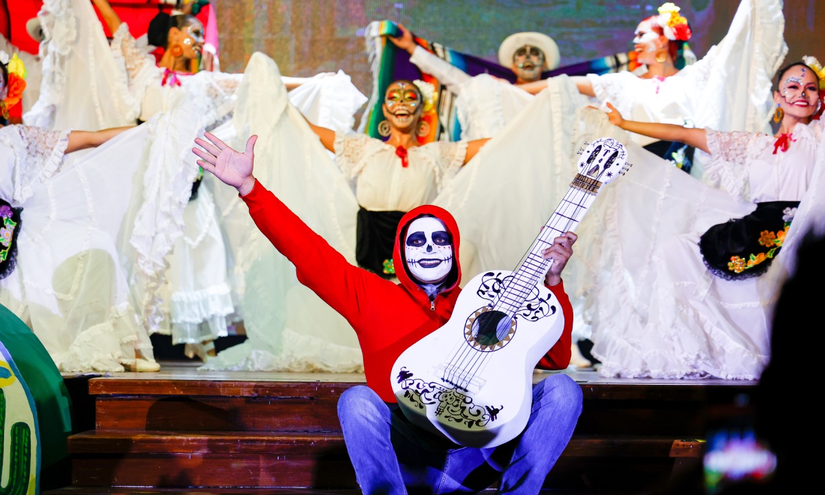 Representación musical de Coco por el Día de los Muertos