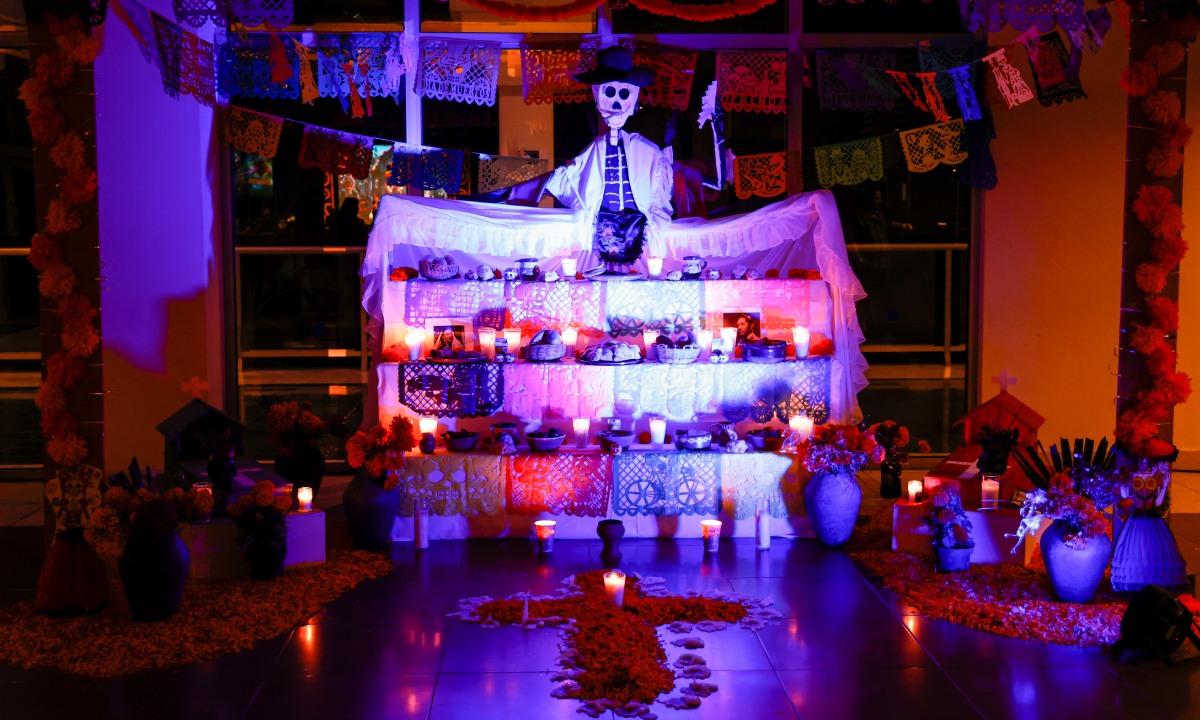 Altar de Día de los Muertos con ofrendas