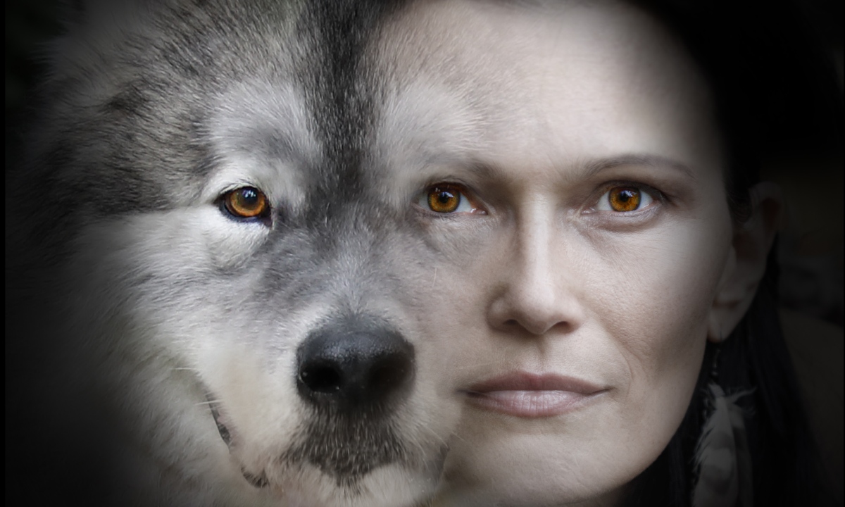 Mujer fusionada con lobo