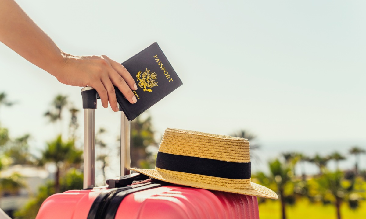 Reisepass, Hut und Koffer