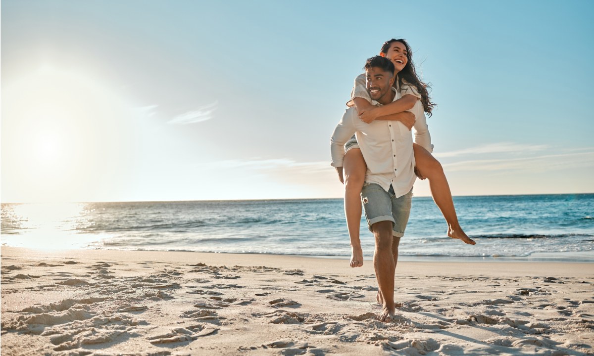 Paar spaziert am Strand entlang