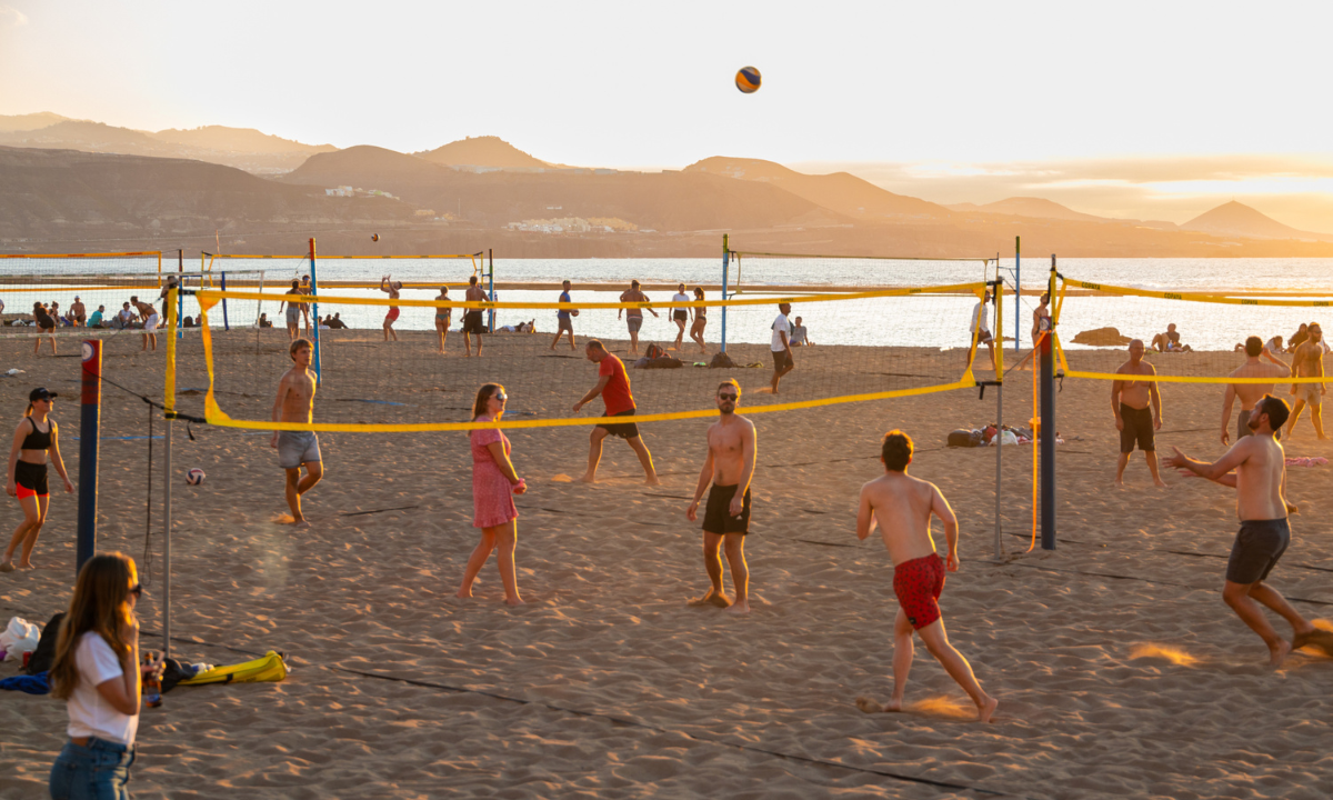 Menschen beim Beachvolleyball am Strand Playa de Las Canteras