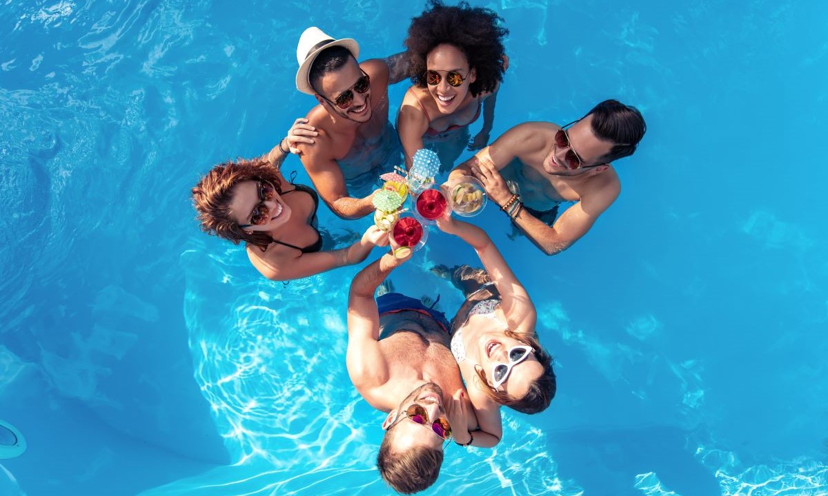 Gruppe von Freunden im privaten Pool einer Suite