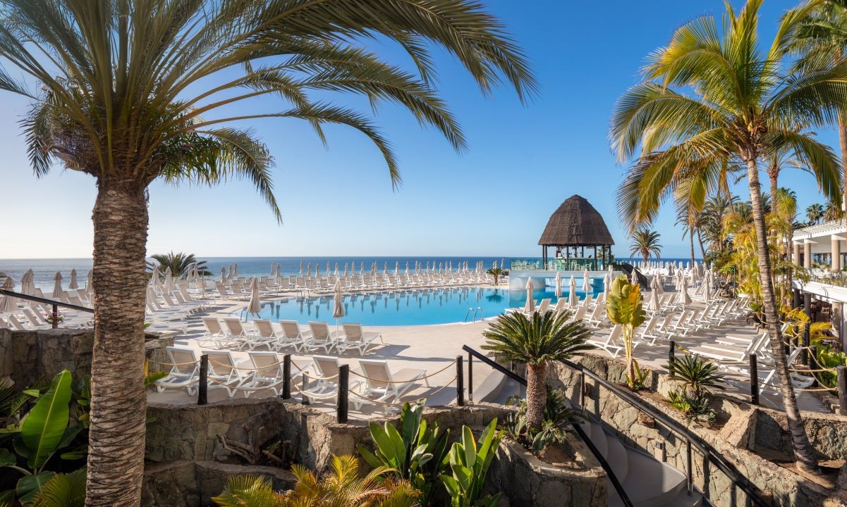 Piscina exterior del hotel Todo Incluido Princess Taurito en Playa de Taurito (Mogán, Gran Canaria), con zona de solarium.jpg