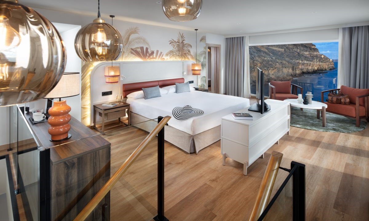 Schlafzimmer der Royal Suite mit großem Panoramafenster und Blick auf die Bucht von Taurito