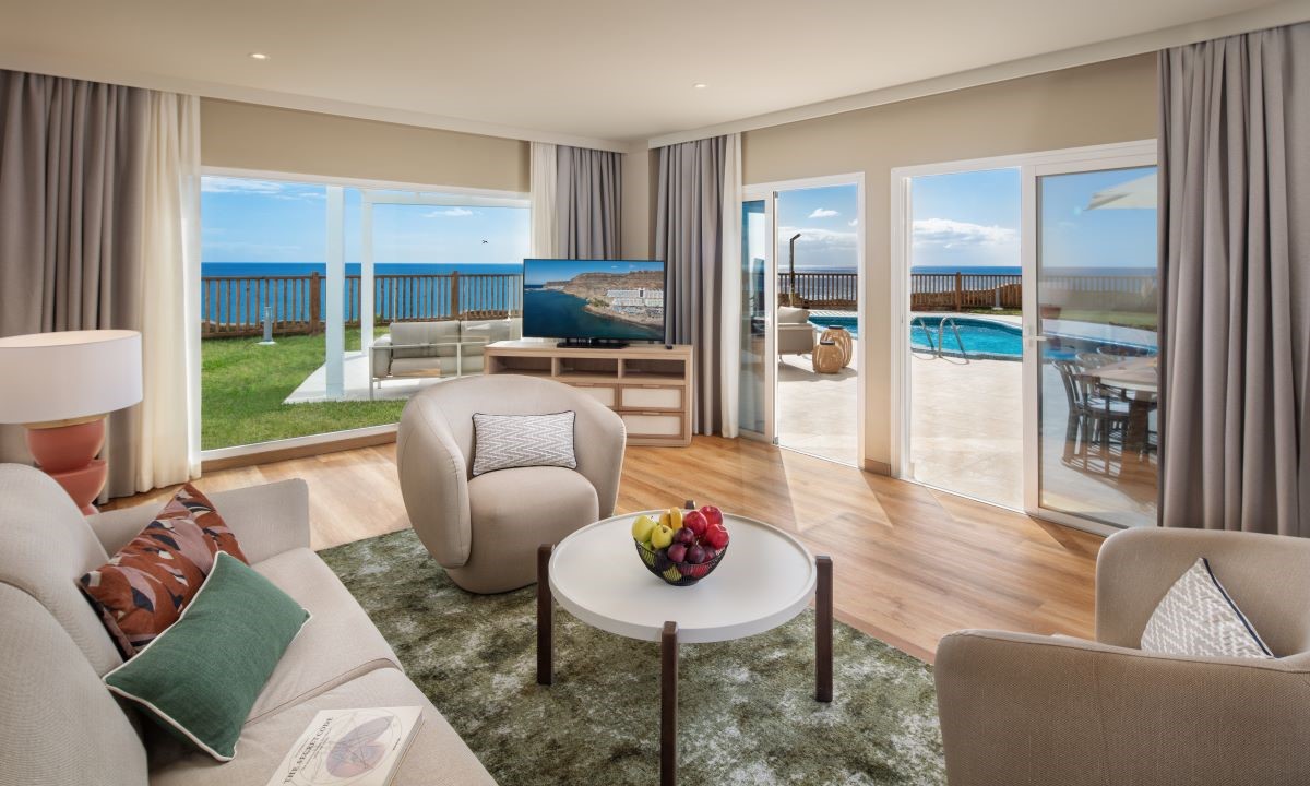 Wohnzimmer der Royal Suite im Princess Taurito (Gran Canaria) mit Zugang zur Terrasse mit privatem Pool und Garten