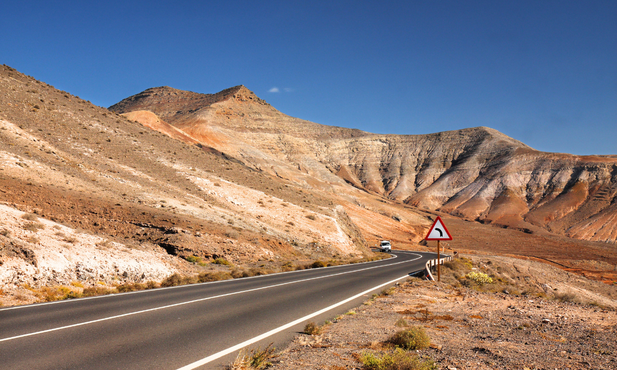 Straße durch Vulkanlandschaften auf Fuerteventura.