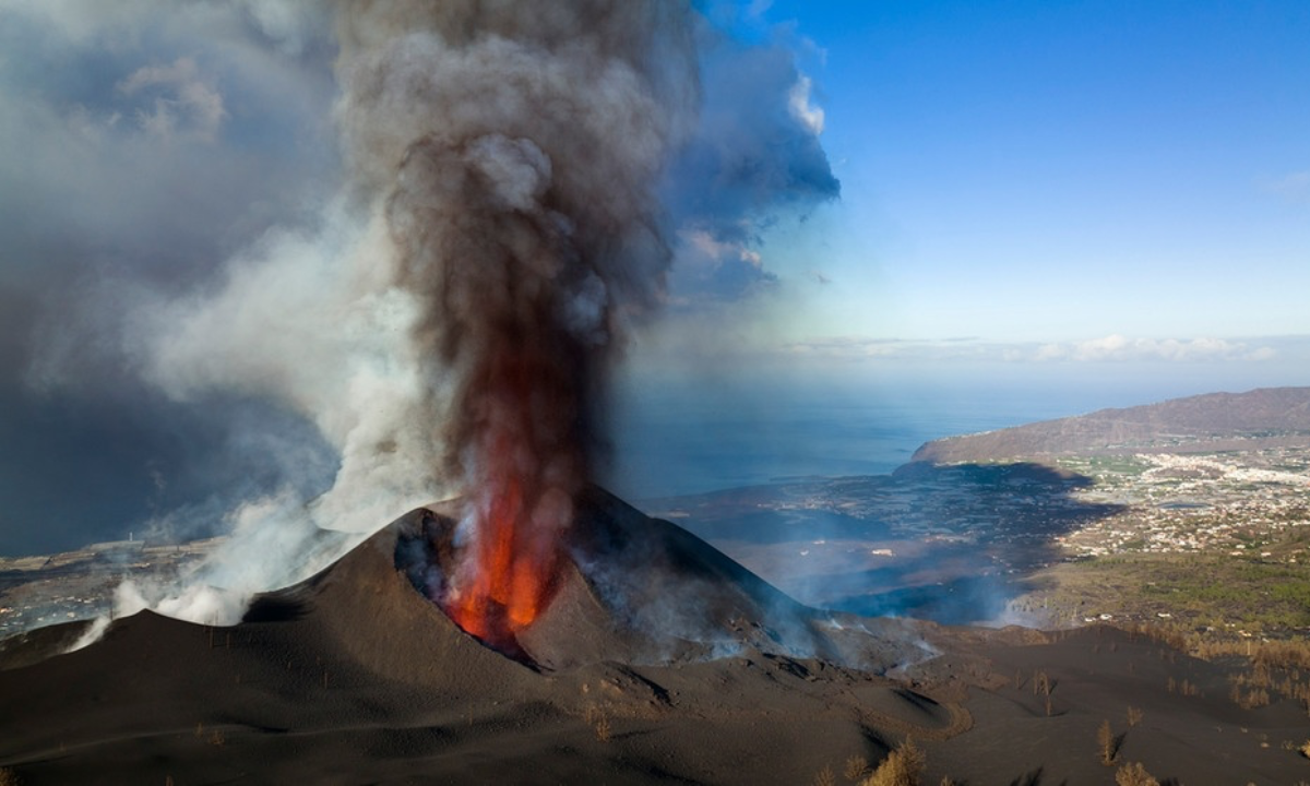 Tajogaite volcano erupting (on the Cumbre Vieja ridge, La Palma).