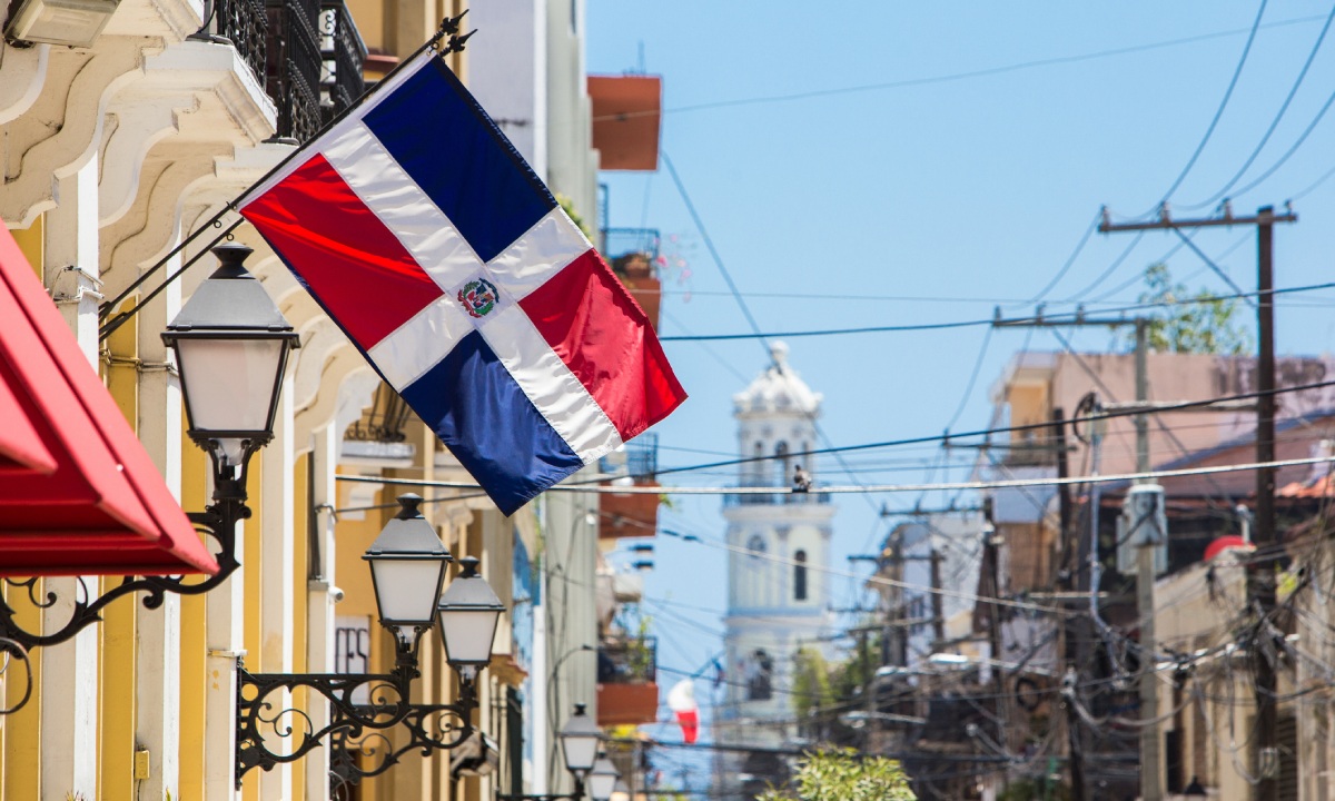 Dominikanische Flagge in der Calle El Conde, Kolonialviertel von Santo Domingo, Dominikanische Republik