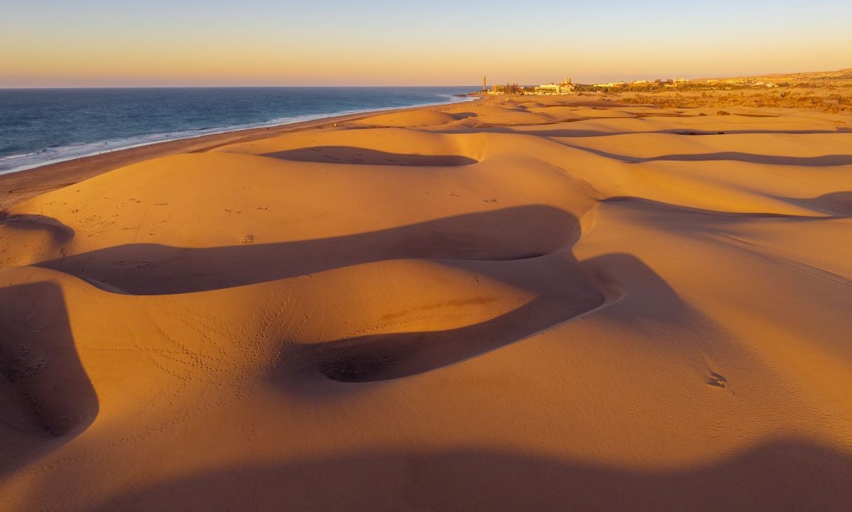Vista aérea de las Dunas de Maspalomas y la Playa de Maspalomas en Gran Canaria
