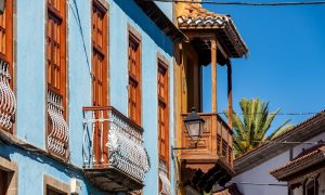 Kanarische Balkone in der Calle Real de Teror, Gran Canaria