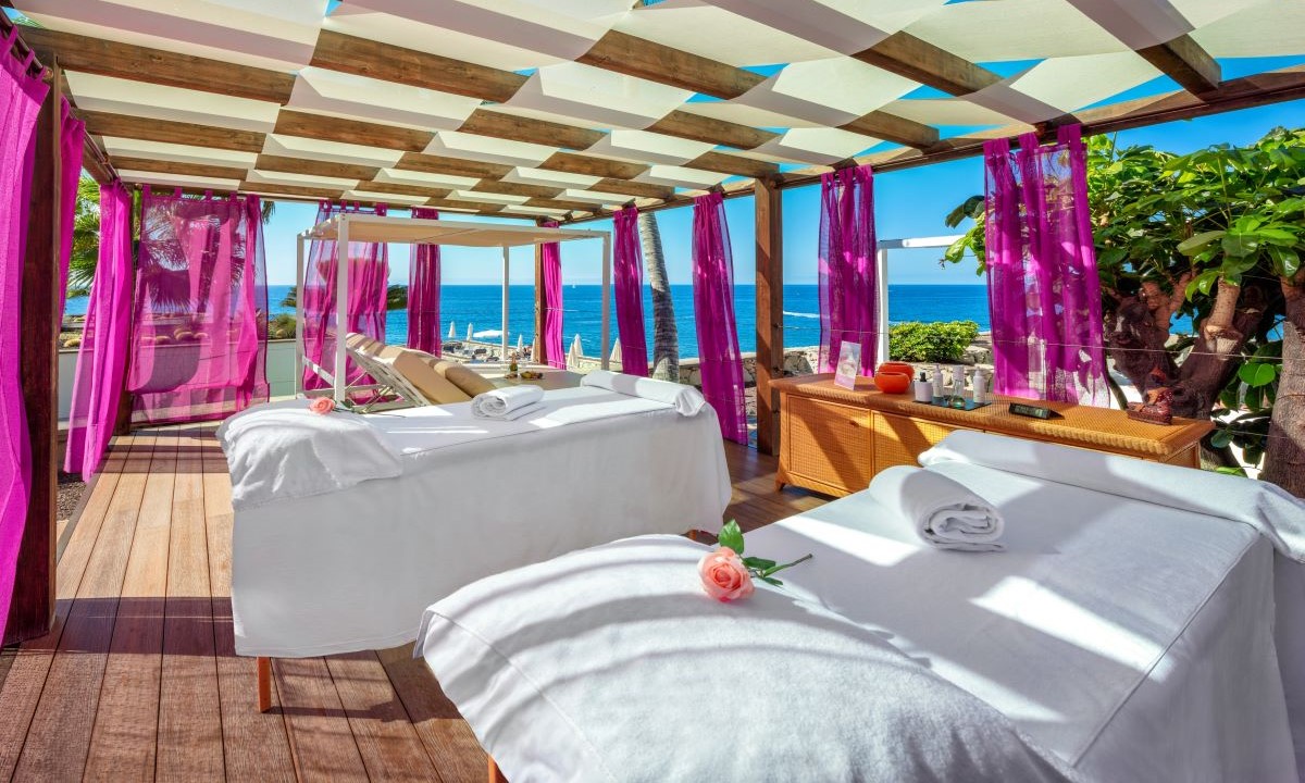 Zona de masaje al aire libre con vistas al mar del hotel Solo Adultos TUI BLUE Suite Princess en Playa de Taurito (Mogán, Gran Canaria)