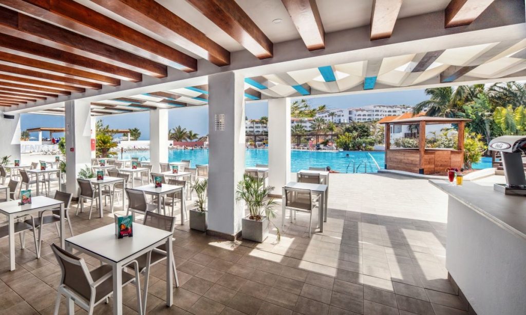 Arena Bar im All-Inclusive-Hotel Fuerteventura Princess, neben den Pools gelegen
