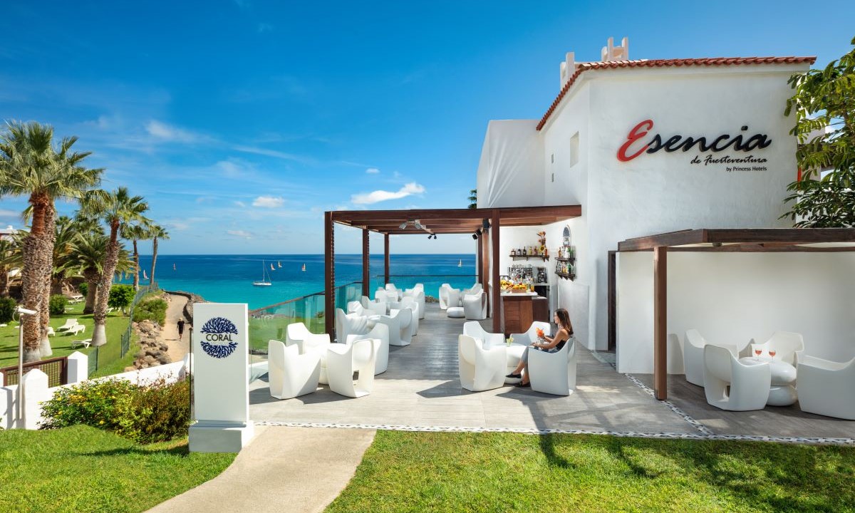 Bar Coral en el hotel Esencia de Fuerteventura by Princess, un bar chill-out para disfrutar de música en vivo