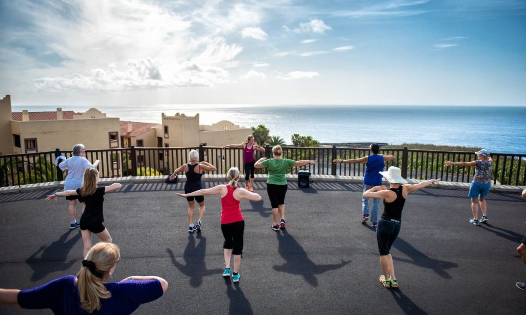Cornisa Sunset mit Meerblick, wo geführte Aktivitäten wie Yoga, Tai Chi und Step im Fitness-Resort La Palma Princess stattfinden