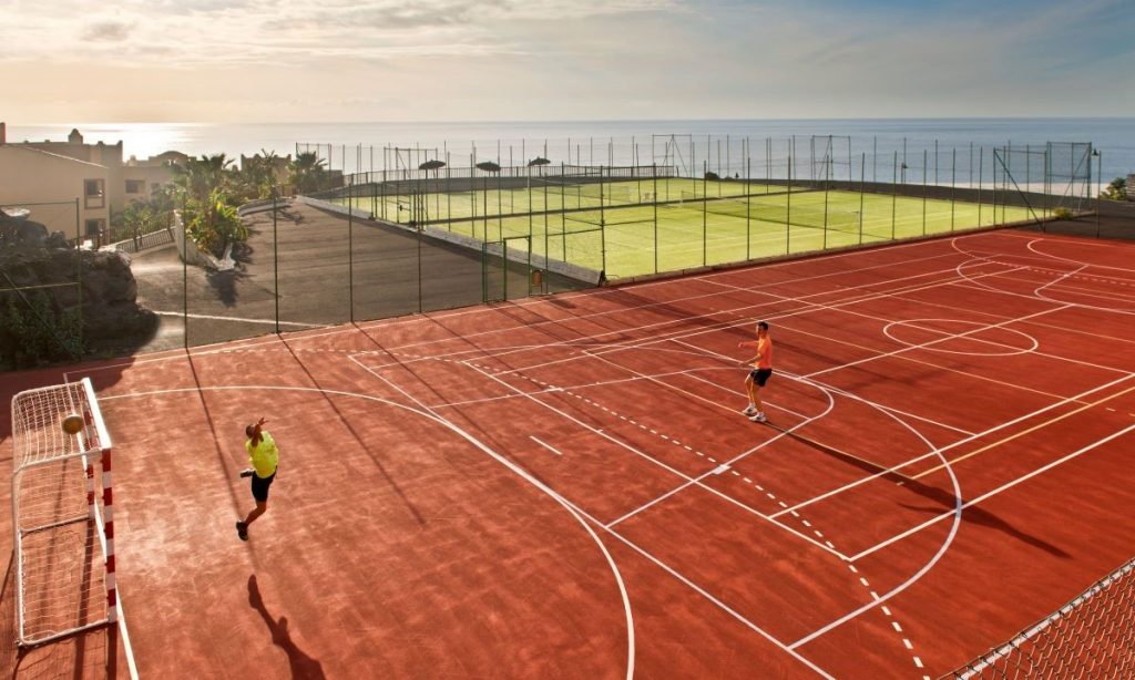 Multisportplatz im Freien (Futsal, Basketball, Handball usw.) und fünf Tennisplätze im Fitness-Resort La Palma Princess