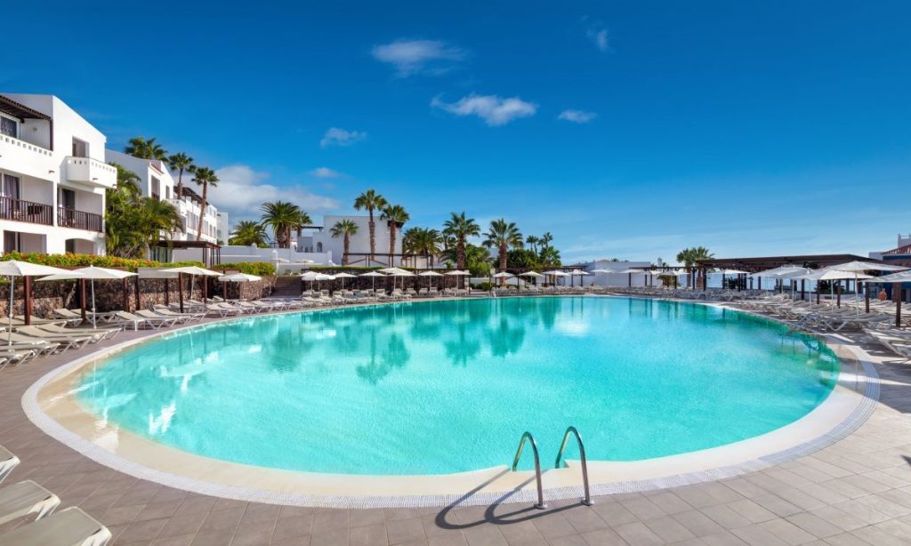 Pool des Hotels Esencia de Fuerteventura by Princess, eine Chill-out-Bar, um Live-Musik zu genießen