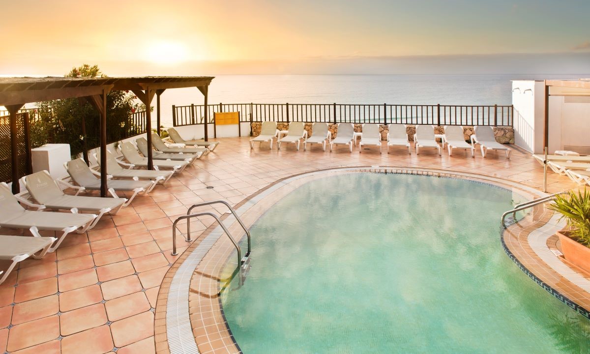 Piscina nudista con vistas al mar en la zona de Solo Adultos del hotel Todo Incluido Club Jandía Princess en Fuerteventura