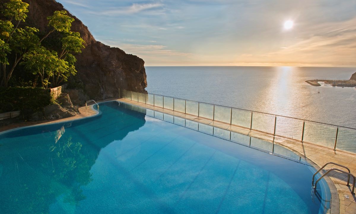 Atardecer con vistas al mar desde la piscina sólo para adultos en el hotel Todo Incluido Mogán Princess (Gran Canaria)