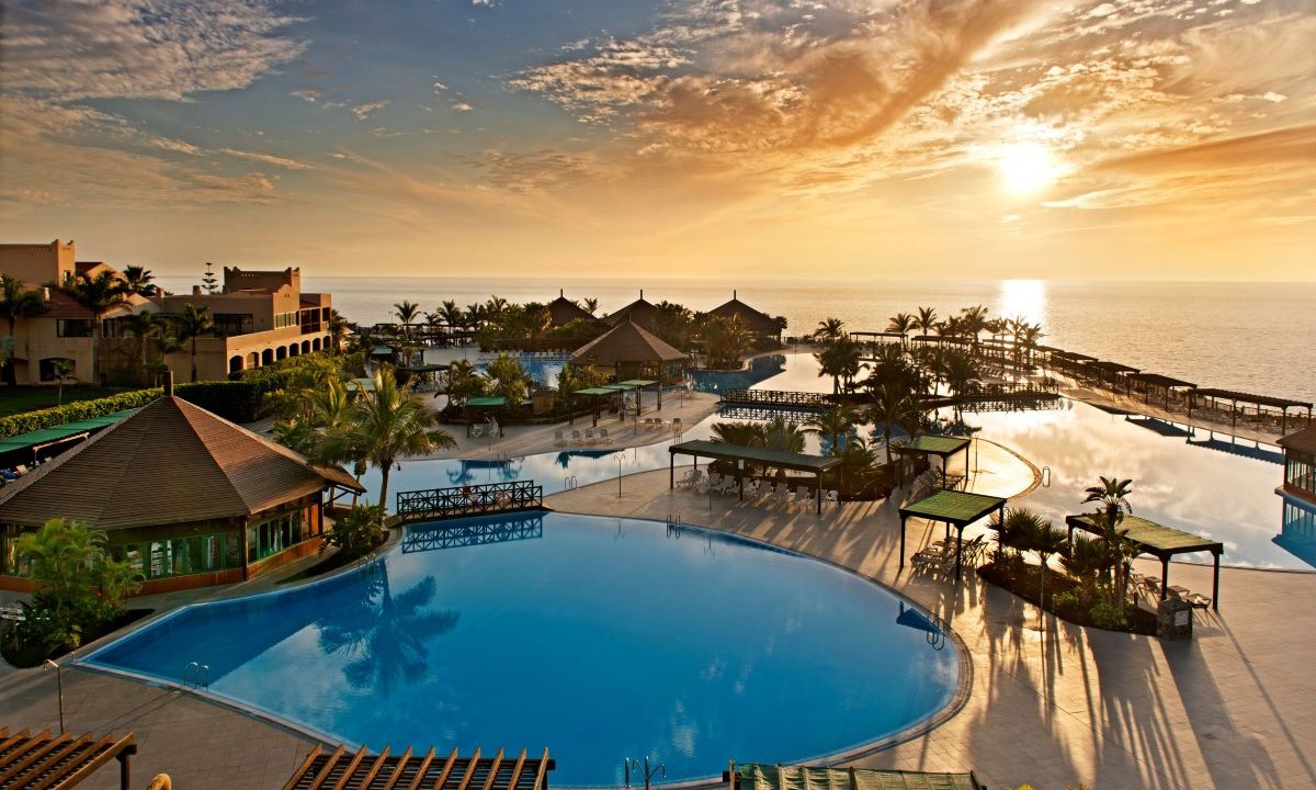 Atardecer en la zona de piscinas al aire libre del resort La Palma Princess