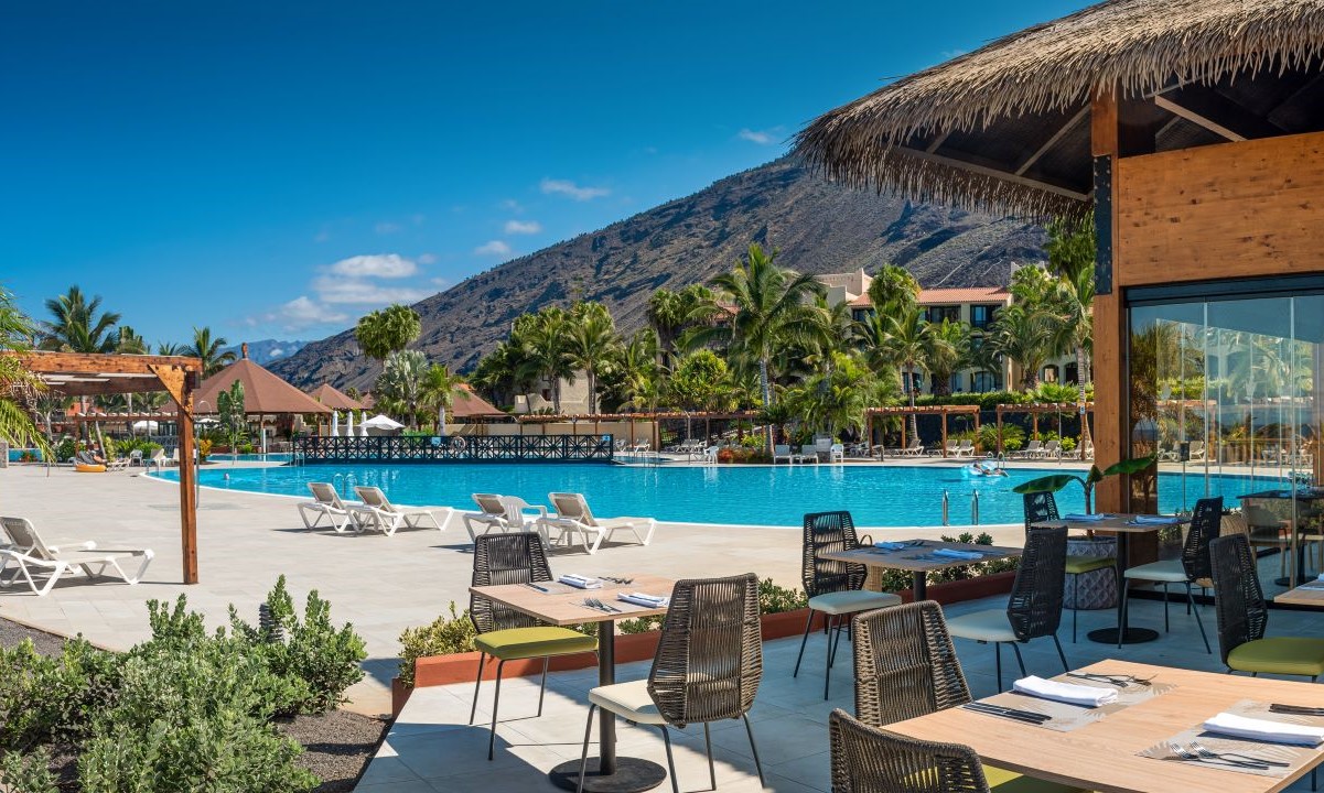 Terraza del restaurante Origen, junto a la piscina, de uso exclusivo para clientes de Esencia de La Palma by Princess en Canarias