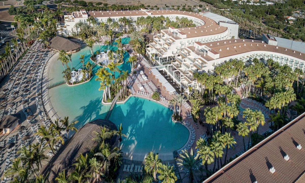 Vista aérea de los hoteles para familias Maspalomas Princess y Tabaiba Princess en Maspalomas, Gran Canaria.