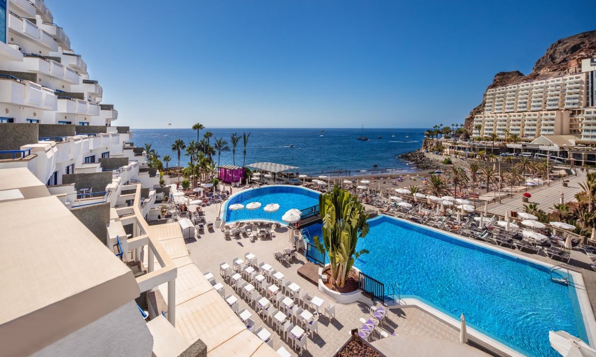 Vistas al mar del hotel TUI BLUE Suite Princess en Mogán (Gran Canaria), con piscina exterior y acceso directo a la playa