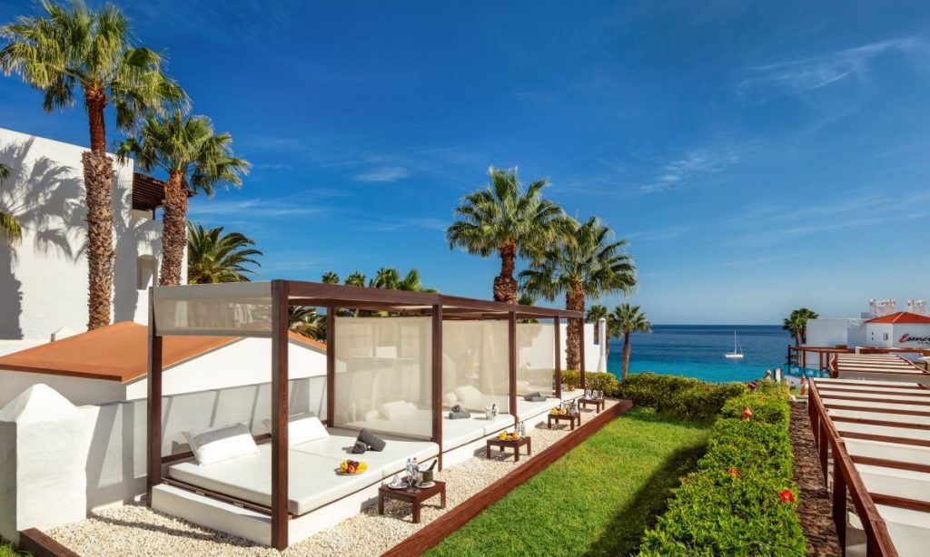 Bereich mit Bali-Betten im Hotel Esencia de Fuerteventura by Princess