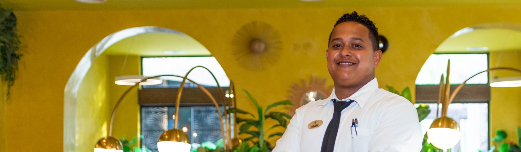 Fran posando en el restaurante Fogo de Tropical Deluxe Princess