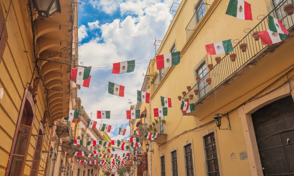 banderines de bandera de México decorando una calle