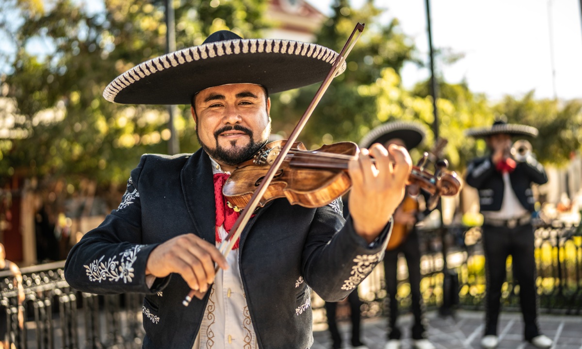 mariachi tocando el violín