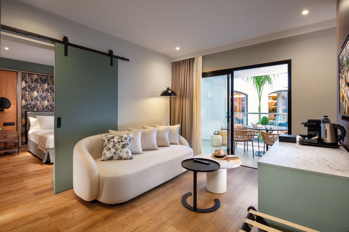 Separater Wohnbereich der Suite Esencia im Hotel Princess Inspire Tenerife in Costa Adeje.