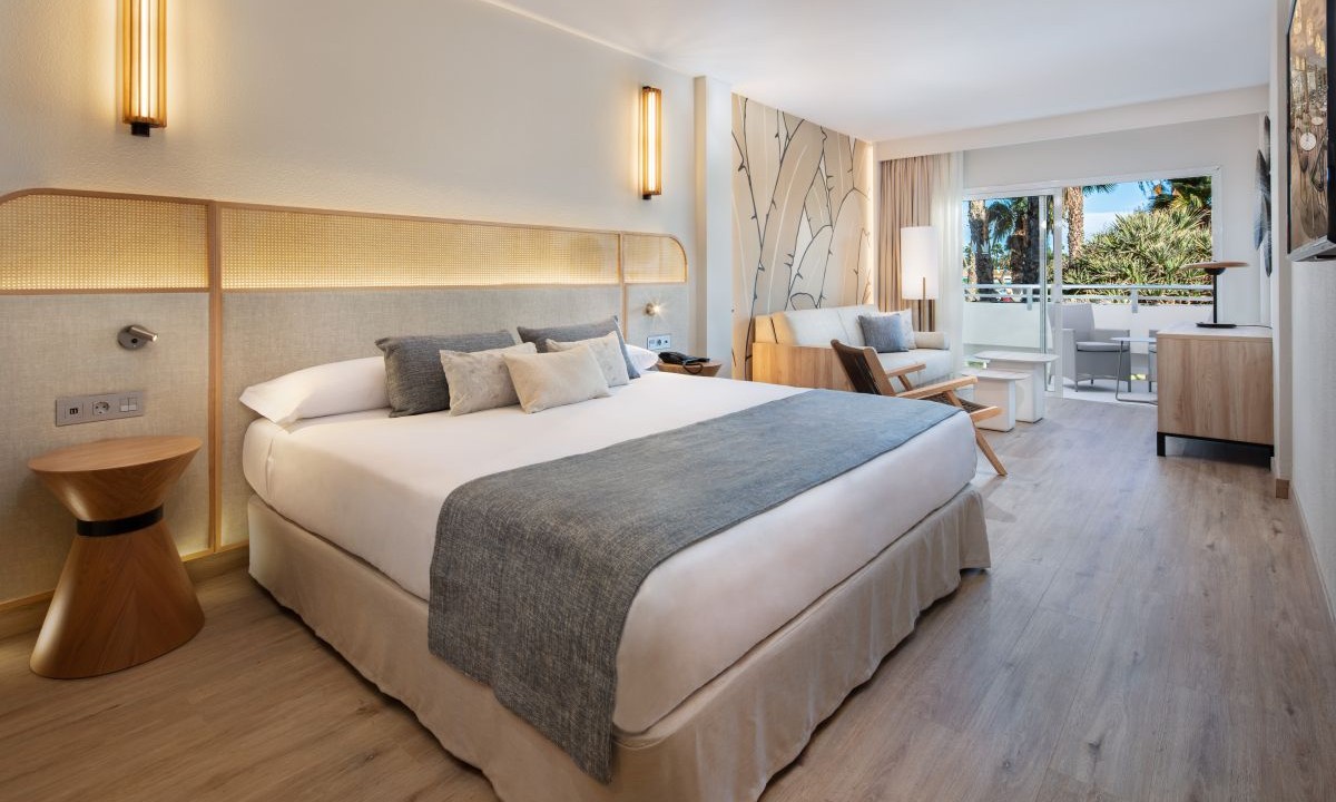 Schlafzimmer mit integriertem Wohnbereich der Junior Suite im Hotel Tabaiba Princess in Maspalomas (Gran Canaria)