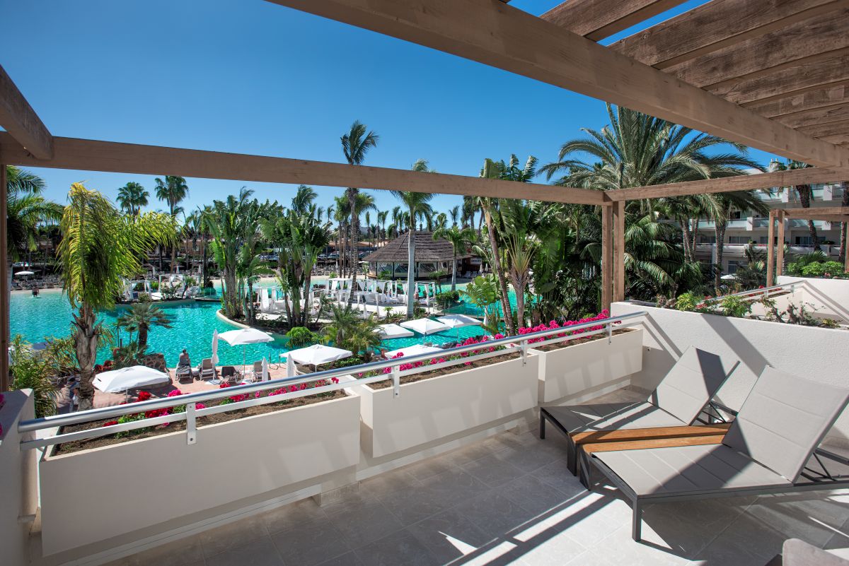 Möblierte Terrasse mit Liegestühlen und Poolblick der Suite Prestige im Hotel Maspalomas Princess (Gran Canaria)