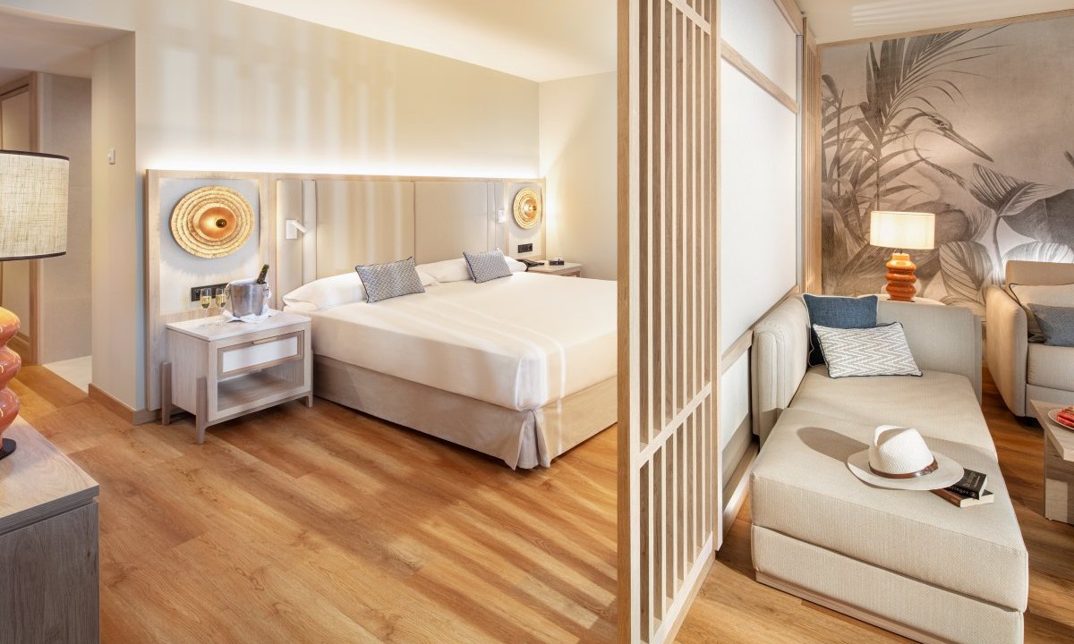 Schlafzimmer und Wohnzimmer der Executive Esencia im Princess Taurito in Mogán (Gran Canaria)