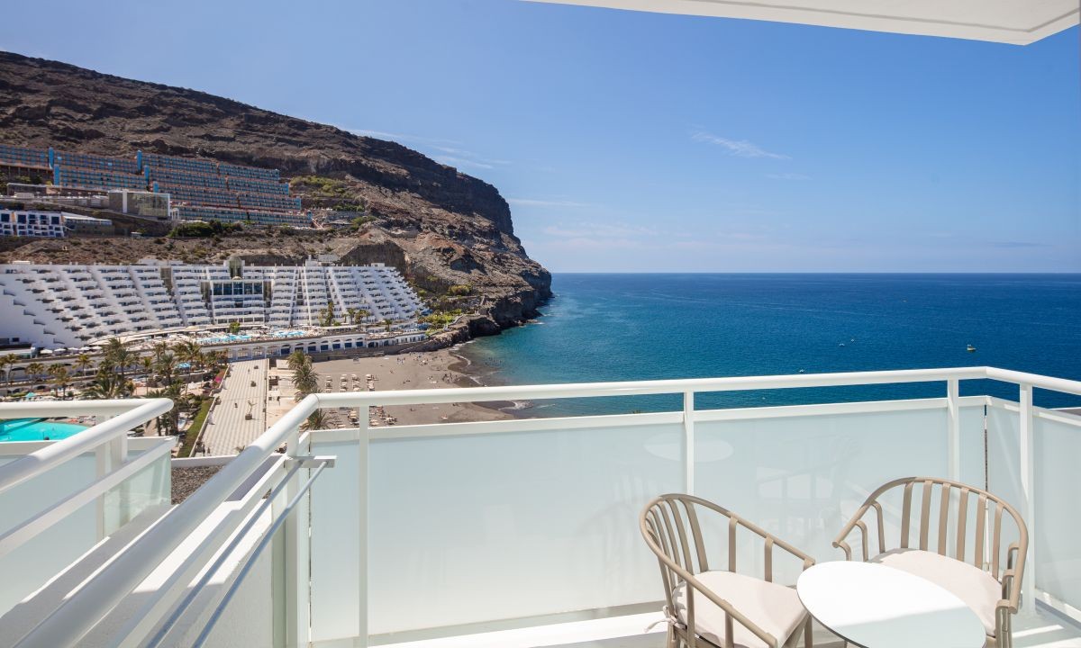 Terrasse mit Meerblick der Junior Suite Esencia im Hotel Princess Taurito in Mogán (Gran Canaria)