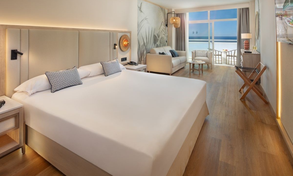 Schlafzimmer mit integriertem Wohnbereich der Junior Suite Esencia im Hotel Princess Taurito in Mogán (Gran Canaria)