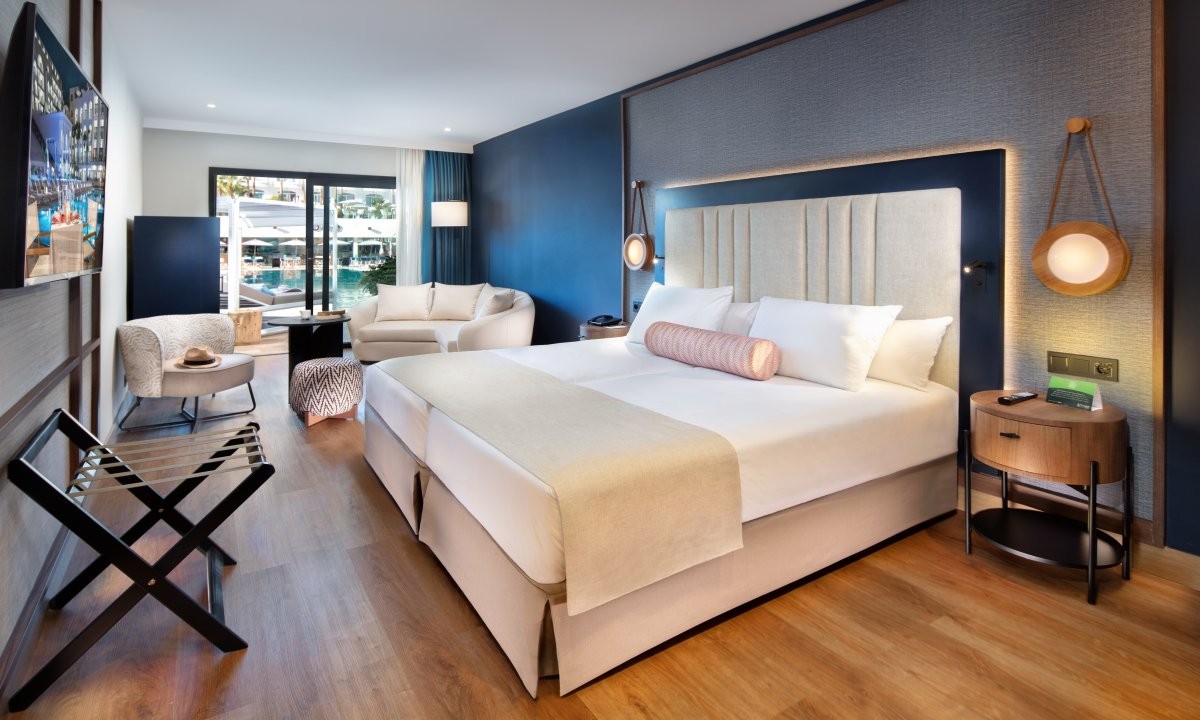 Schlafzimmer mit integriertem Wohnbereich der Junior Suite Esencia Pool Bali im Princess Inspire Tenerife in Costa Adeje (Tenerife)