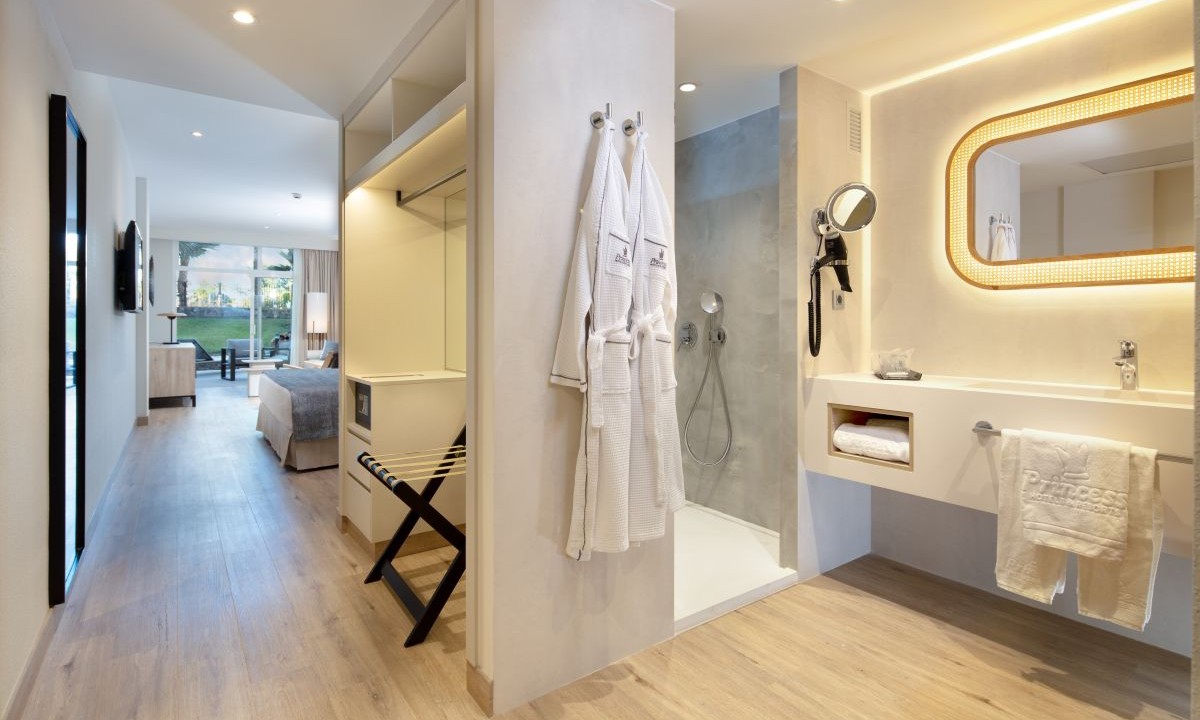 Badezimmer mit ebenerdiger Dusche in der Junior Suite Garden des Tabaiba Princess in Maspalomas (Gran Canaria)