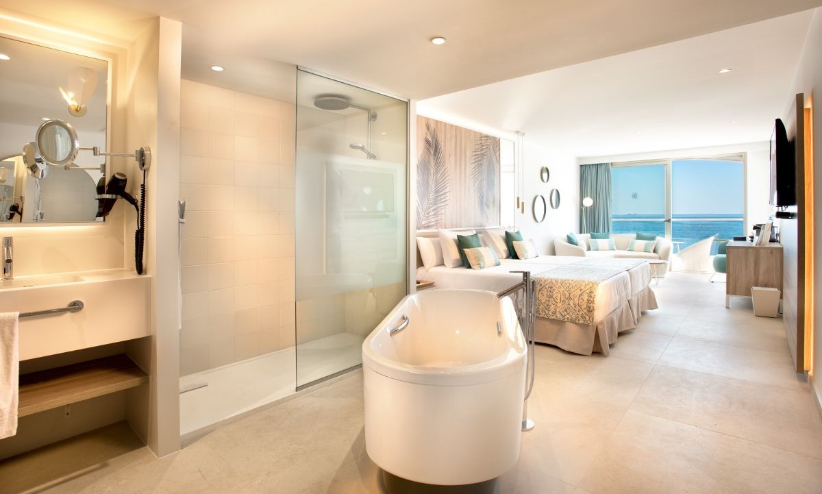 Schlafzimmer mit integriertem Wohnbereich und komplettem Bad der Junior Suite Platinum mit Meerblick im Guayarmina Princess in Costa Adeje (Tenerife)