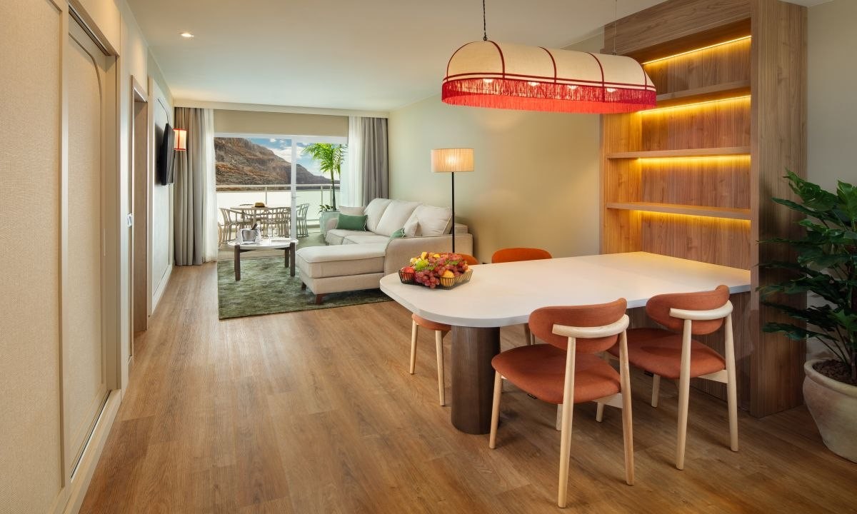 Separater Wohn- und Essbereich der Suite Esencia im Princess Taurito in Mogán (Gran Canaria)