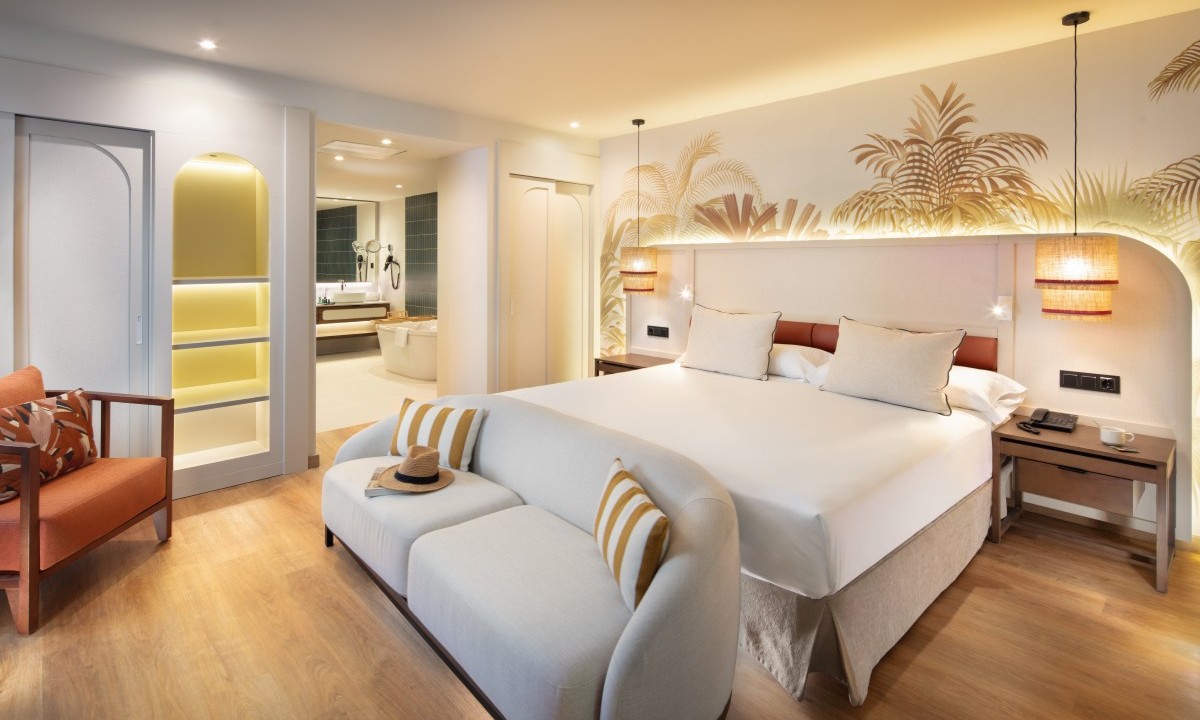 Separates Schlafzimmer mit eigenem Bad in der Suite Esencia im Princess Taurito in Mogán (Gran Canaria)