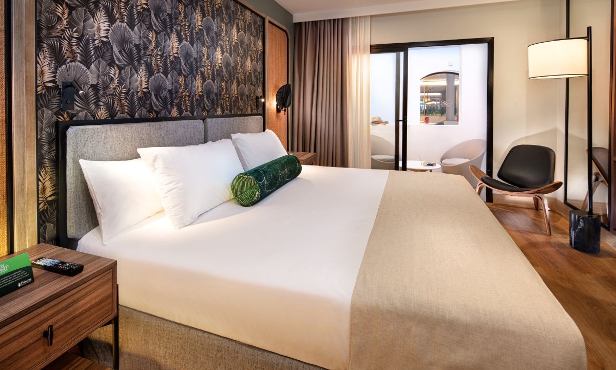 Separates Schlafzimmer der Suite Esencia im Princess Inspire Tenerife in Costa Adeje (Tenerife)