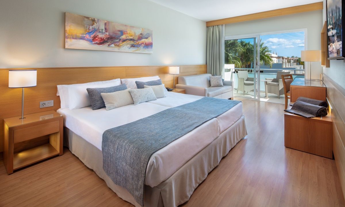 Schlafzimmer mit integriertem Wohnbereich der Standard Suite im Maspalomas Princess (Gran Canaria)