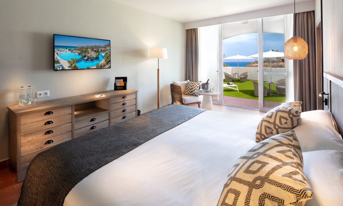 Schlafzimmer der Standard Suite mit seitlichem Meerblick im Hotel Fuerteventura Princess