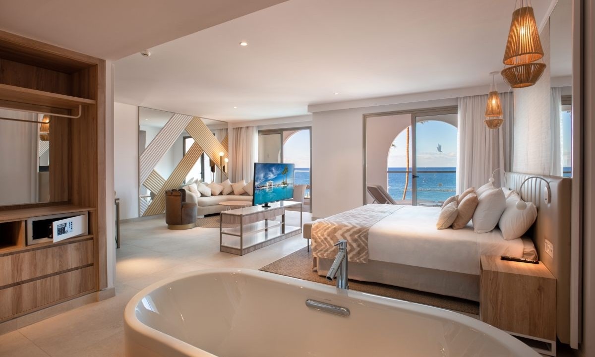 Suite Platinum mit Meerblick – Schlafzimmer, Wohnzimmer und Bad im Guayarmina Princess in Costa Adeje (Tenerife)