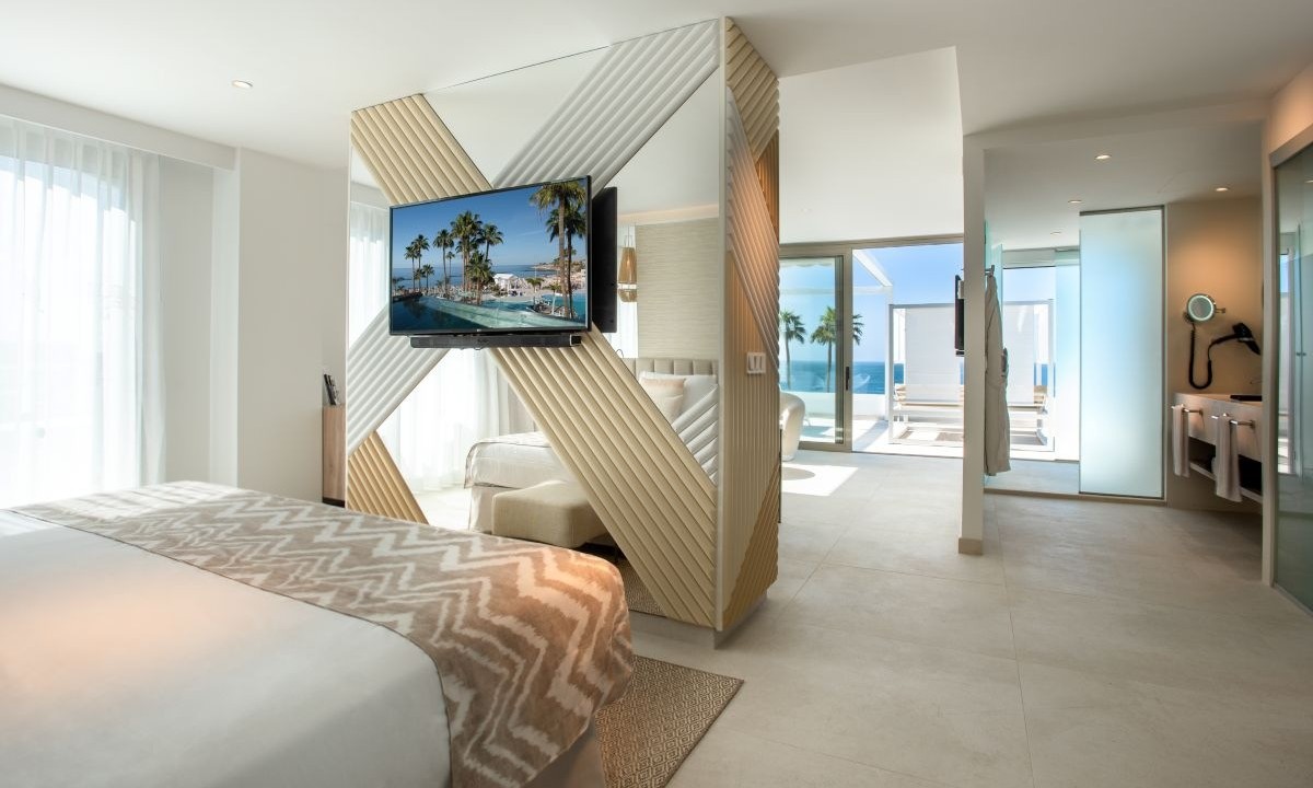 Schlafzimmer und Badezimmer der Suite Royal im Hotel Guayarmina Princess in Costa Adeje (Teneriffa)