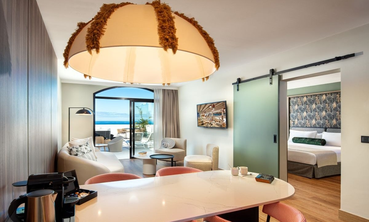 Suite Royal mit separatem Schlafzimmer und Wohnzimmer im Princess Inspire Tenerife in Costa Adeje (Tenerife)