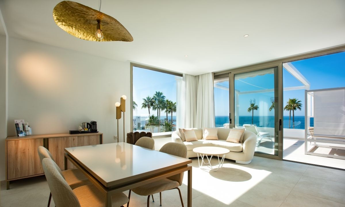 Separates Wohnzimmer und Terrasse mit Bali-Bett und Sonnenliegen der Suite Royal im Hotel Guayarmina Princess in Costa Adeje (Teneriffa)