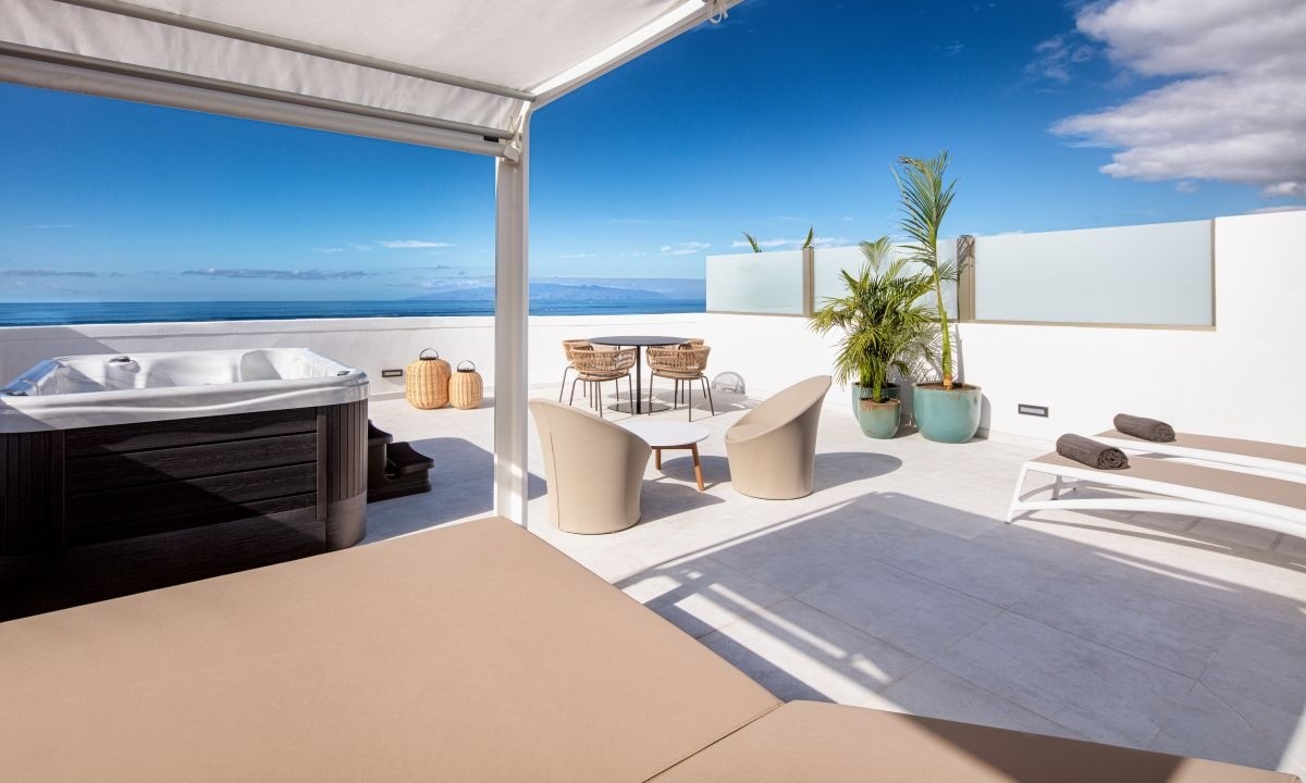 Terrasse mit balinesischem Bett und Whirlpool der Suite Royal im Princess Inspire Tenerife